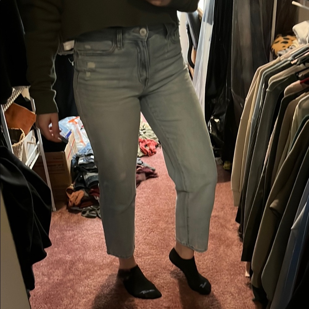 Women's flattering crop jean
